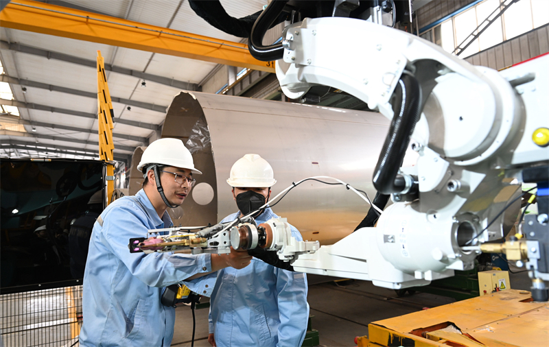 【学习强国】江苏南通：焊接机器人上岗 产线智能化升级